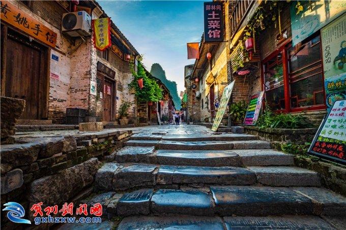他是二野三号人物,一生低调做事,照片与刘邓并列,立刻让人摘下