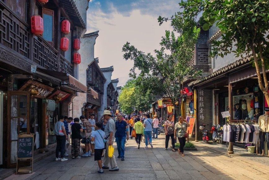 寒风中老人晕倒路旁，路过市民齐力相救暖人心