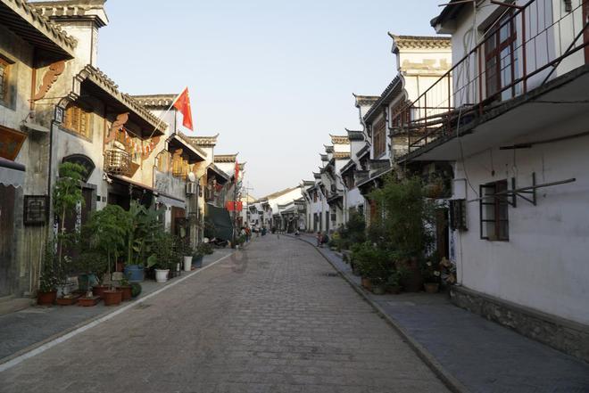 北京旅游跟团游对比自由行哪个更省钱？哪个更安全？哪个更有体验